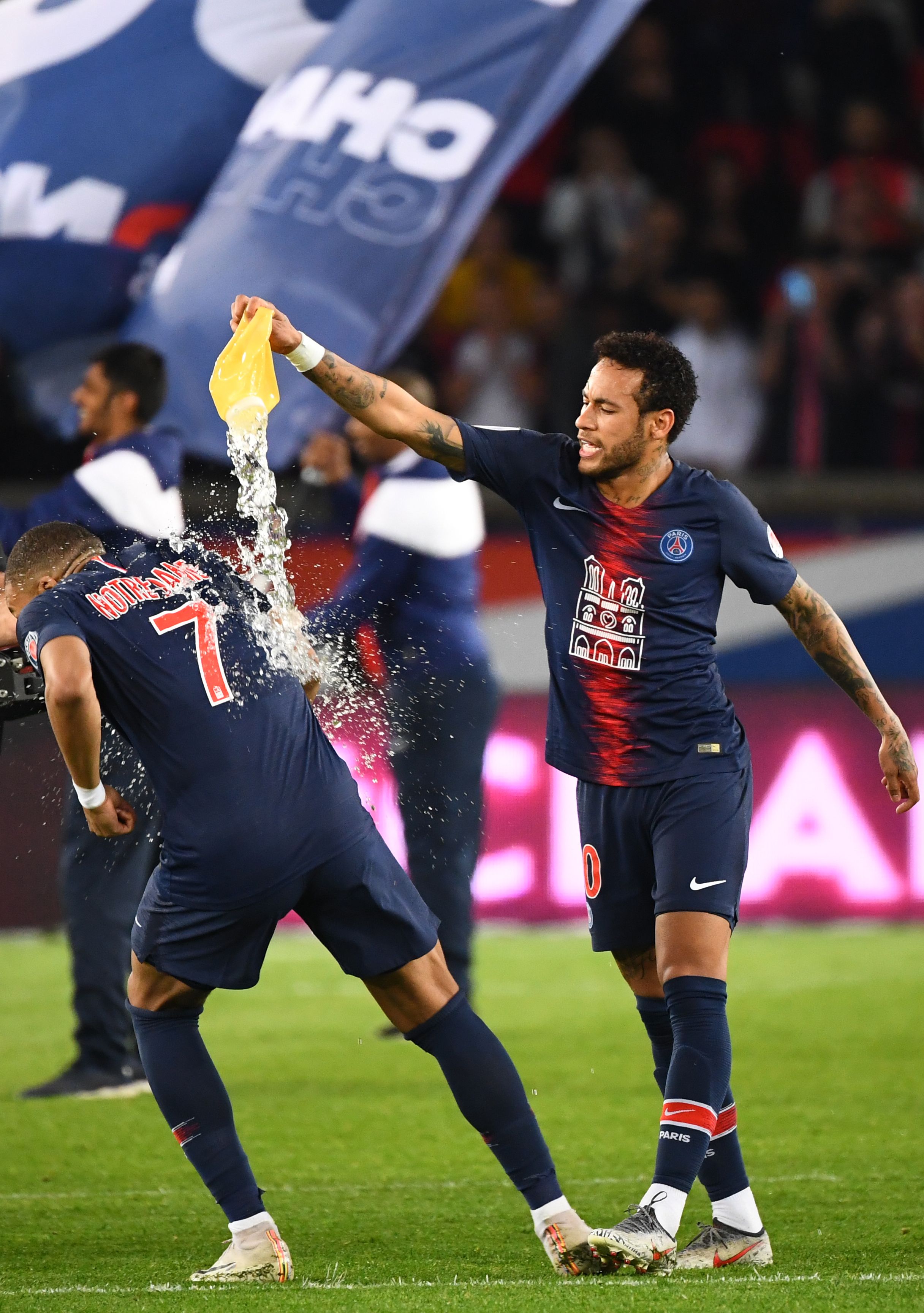 每体：阿根廷队在西班牙集训，球迷热情高涨只为一睹梅西风采（每体：阿根廷队西班牙备训，球迷蜂拥而至只为目睹梅西）