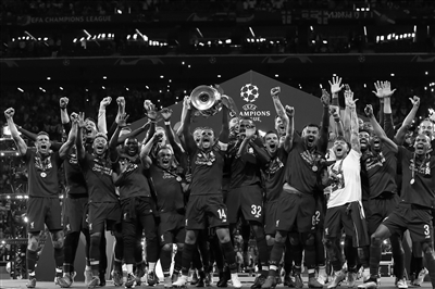 巴萨球员最新身价：亚马尔2亿欧元居首，莱万仅剩900万（巴萨球员身价更新：亚马尔2亿欧领跑，莱万仅剩900万）