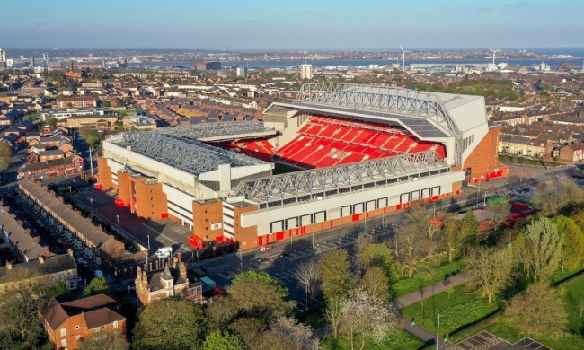 皇家马德里 - 曼城：冠军联赛第六轮巅峰对决，谁将掌控局势？（欧冠第六轮焦点之战：皇马迎战曼城，谁能主宰赛场？）