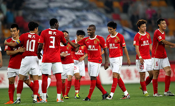 斯通斯伤情未明，曼城欧冠遭遇防线轮换危机（斯通斯伤势成疑，曼城欧冠防线轮换告急）