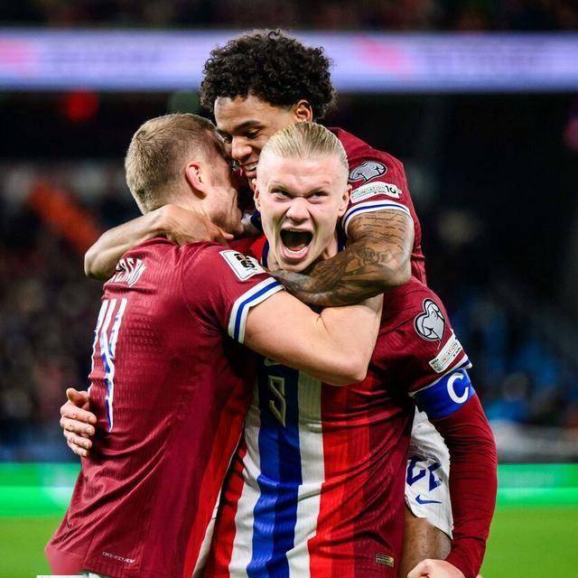 莱万过去15次首发出战法兰克福斩15球，曾两次上演帽子戏法（莱万近15次首发对阵法兰克福打入15球，两度完成帽子戏法）