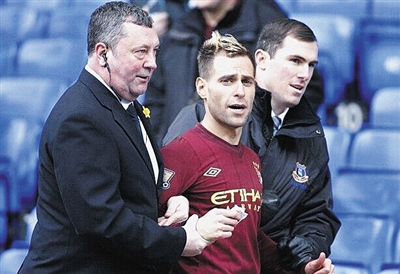 曼晚：斯通斯本轮联赛有望复出，鲍伯、多库预计明年1月回归（曼彻斯特晚报：斯通斯有望赶上本轮联赛，鲍伯与多库预计明年1月复出）