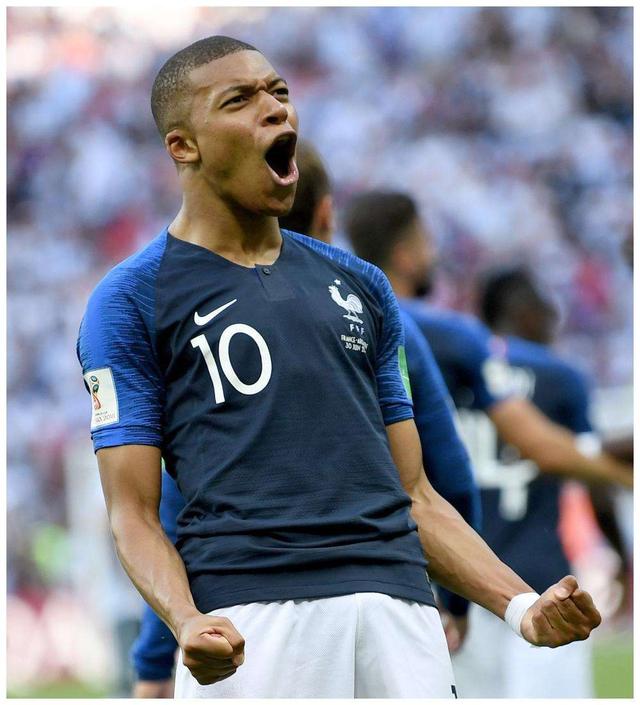 达成尤文生涯200场里程碑，洛卡特利获赠纪念球衣（洛卡特利迎来尤文生涯第200场，获赠纪念战袍）