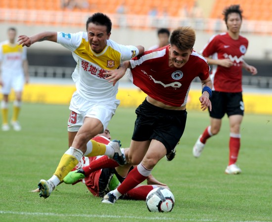 每体：考察埃永之外，巴萨也悄然盯上22岁喀麦隆中卫科托（每体：除考察埃永外，巴萨亦低调关注22岁喀麦隆中卫科托）